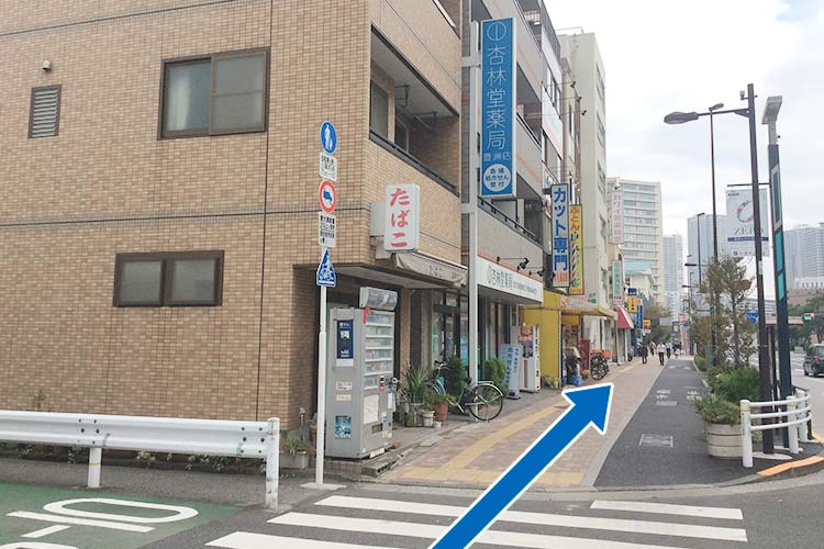 ４）そのまま道なりに横断歩道を渡ります。