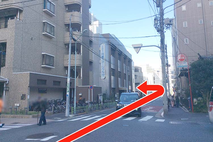 ４）スポーツプラザを通りすぎ、左へ曲がります。